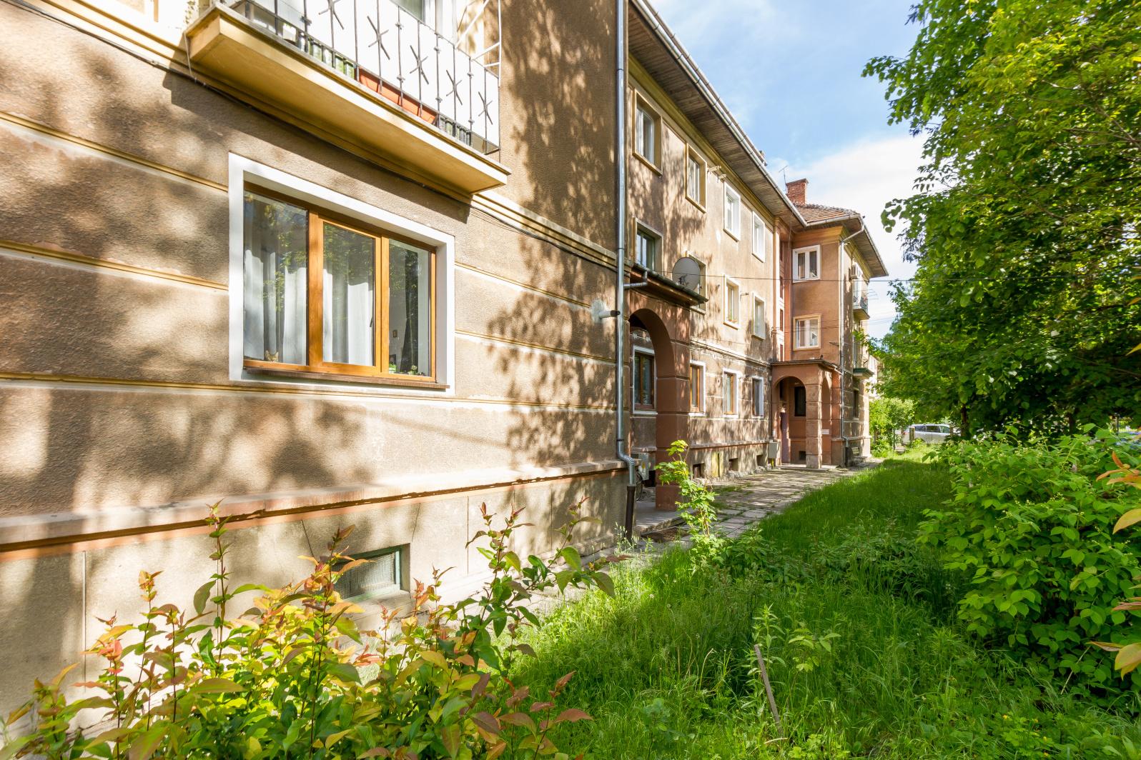 Spacious and Quiet 2 Bedroom Apartment