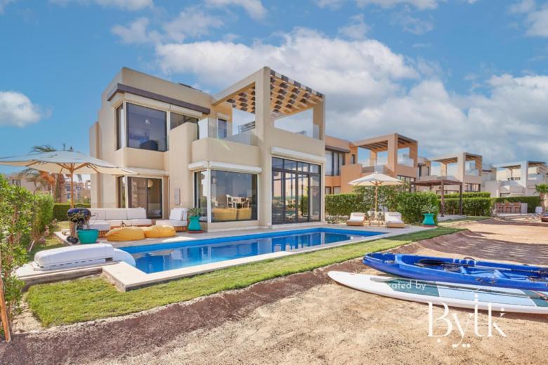 Casa De Familia  - 4 BD Villa with private heated Pool (Lagoon view)