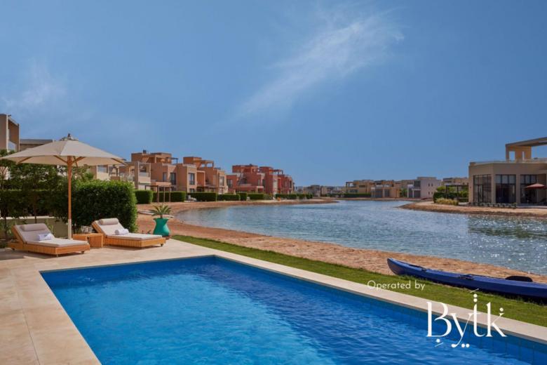 Casa De Familia  - 4 BD Villa with private heated Pool (Lagoon view)