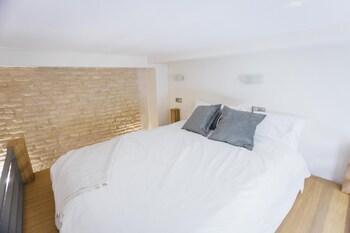 One&Lux Byron Suites