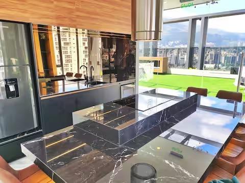 XOE f7 · Unique Studio Gym + Cowork UIO Republica Salvador