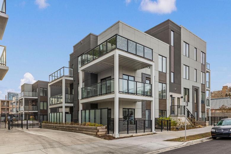 Calgary. 455 1 AV NE