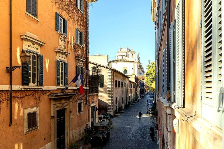 Historic Via Giulia Loft by Flatinrome