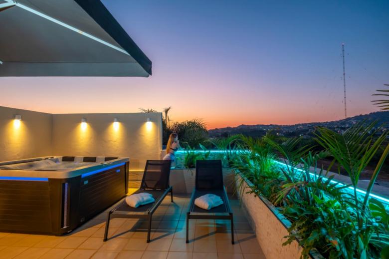 K5 - Delight Luxury Maisonette with rooftop jacuzzi