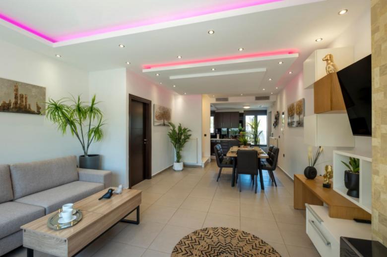 K5 - Delight Luxury Maisonette with rooftop jacuzzi