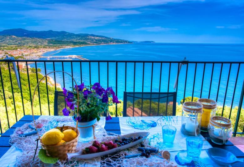 Villa Parmenide 1: due Camere da Letto con Vista Mare (R2)