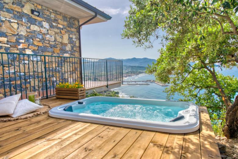 Villa Parmenide 2: due Camere da Letto con Vista Mare e Vasca Idromassaggio 