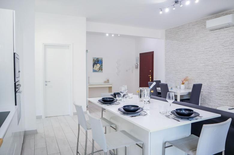 Luminous Central Apartment near the Sea