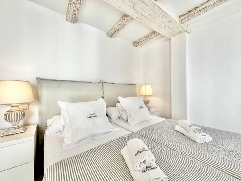 Old Town Modern Flat, 4 Minutes From Beach - Eaw Homes