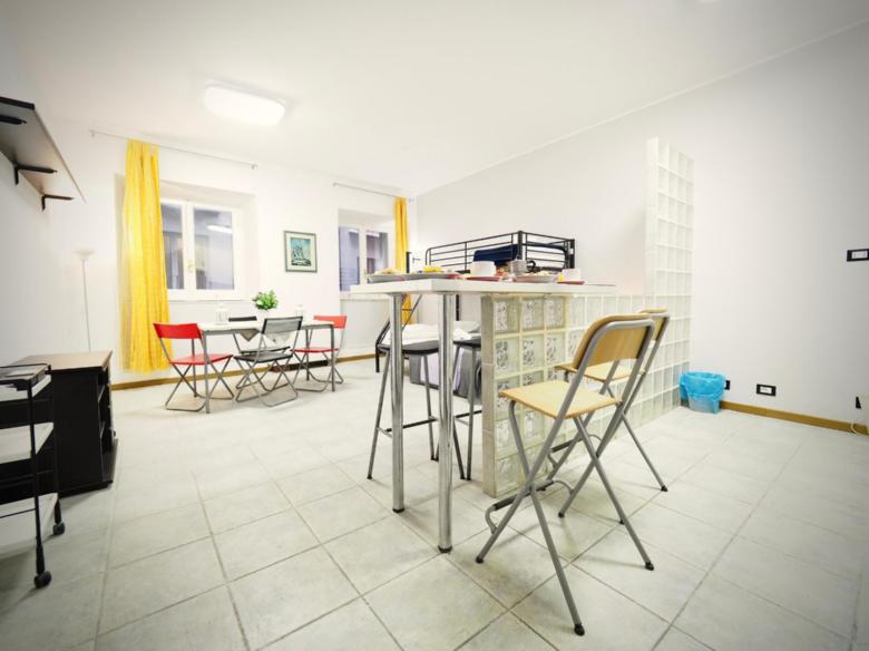 DIMORA SOTTORIPA DI FRONTE ALL’ACQUARIO