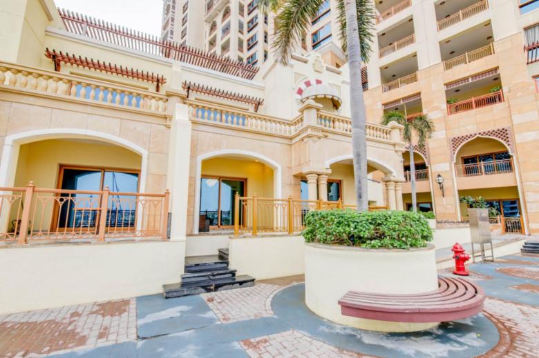 Palm Jumeirah. Marina Residences 5. Luxury 3 Bedrrom + Maid Townhouse with Sea View