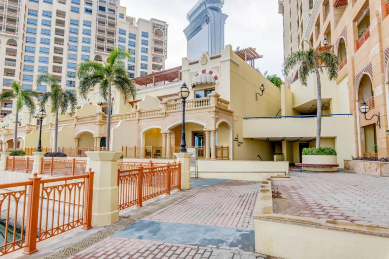 Palm Jumeirah. Marina Residences 5. Luxury 3 Bedrrom + Maid Townhouse with Sea View