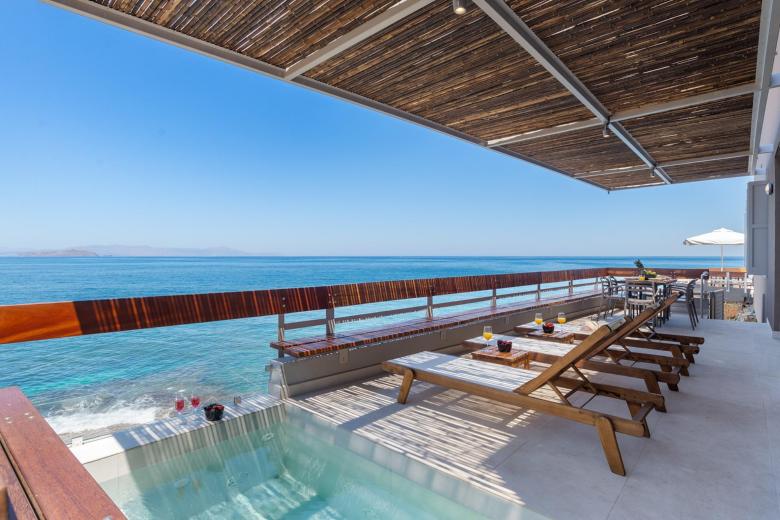 Kormoranos & Hydrobates Villa