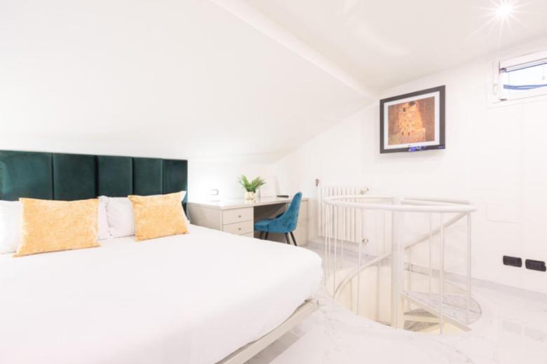 Borgonuovo - Monte  Napoleone Split-level Terrace Apartment