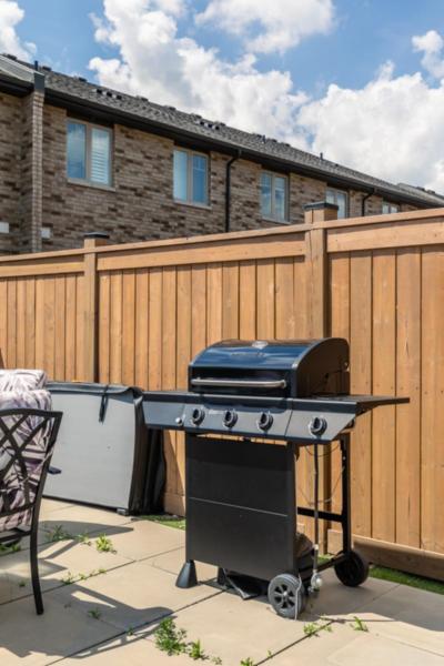 Hamilton. Waterfront 20 Ppl Spacious Townhouse with Hot Tub, Gym, Sauna