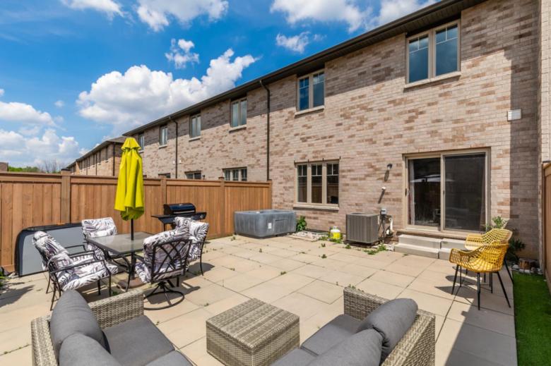 Hamilton. Waterfront 20 Ppl Spacious Townhouse with Hot Tub, Gym, Sauna