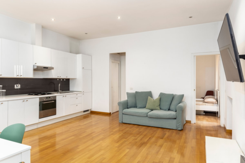  strategic apartment Metro stop  Re di Roma