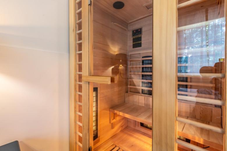 Vatican Jacuzzi & Sauna by Flatinrome