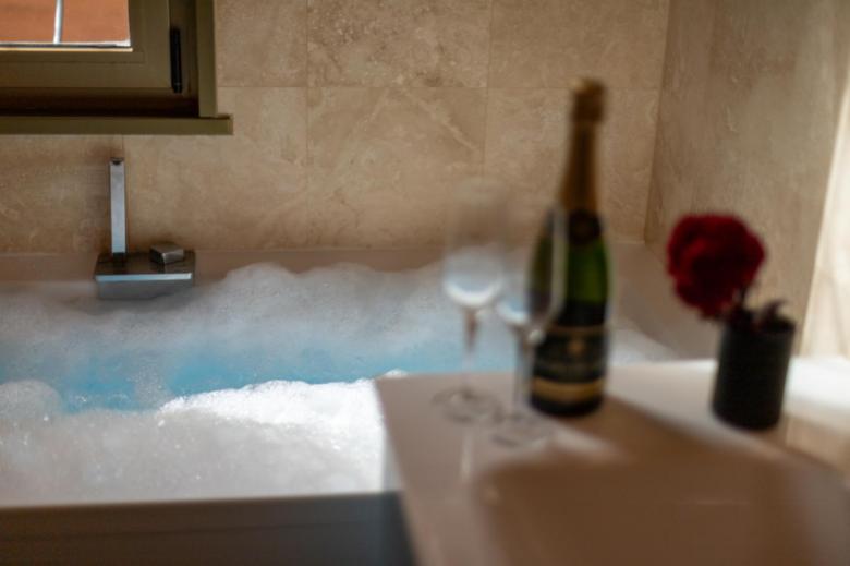 Vatican Jacuzzi & Sauna by Flatinrome